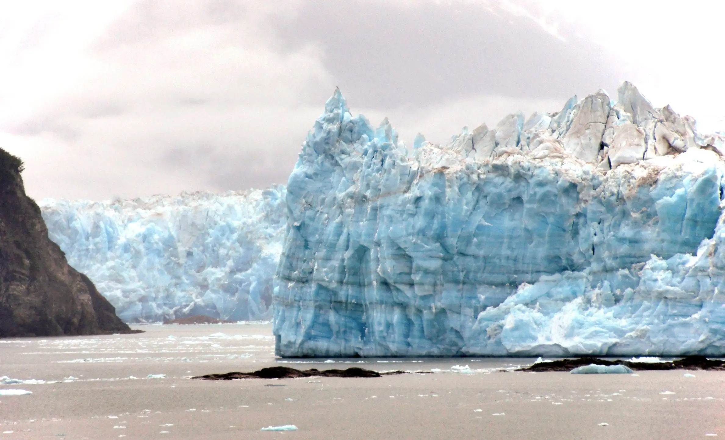 The ice face of Hubbard Glacier, seen from a cruise ship